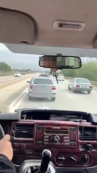 ADANA’DA TRAFİKTE "MAKAS ATARAK" HEM KENDİ CANINI HEM DE DİĞER SÜRÜCÜLERİN HAYATINI TEHLİKEYE ATAN...