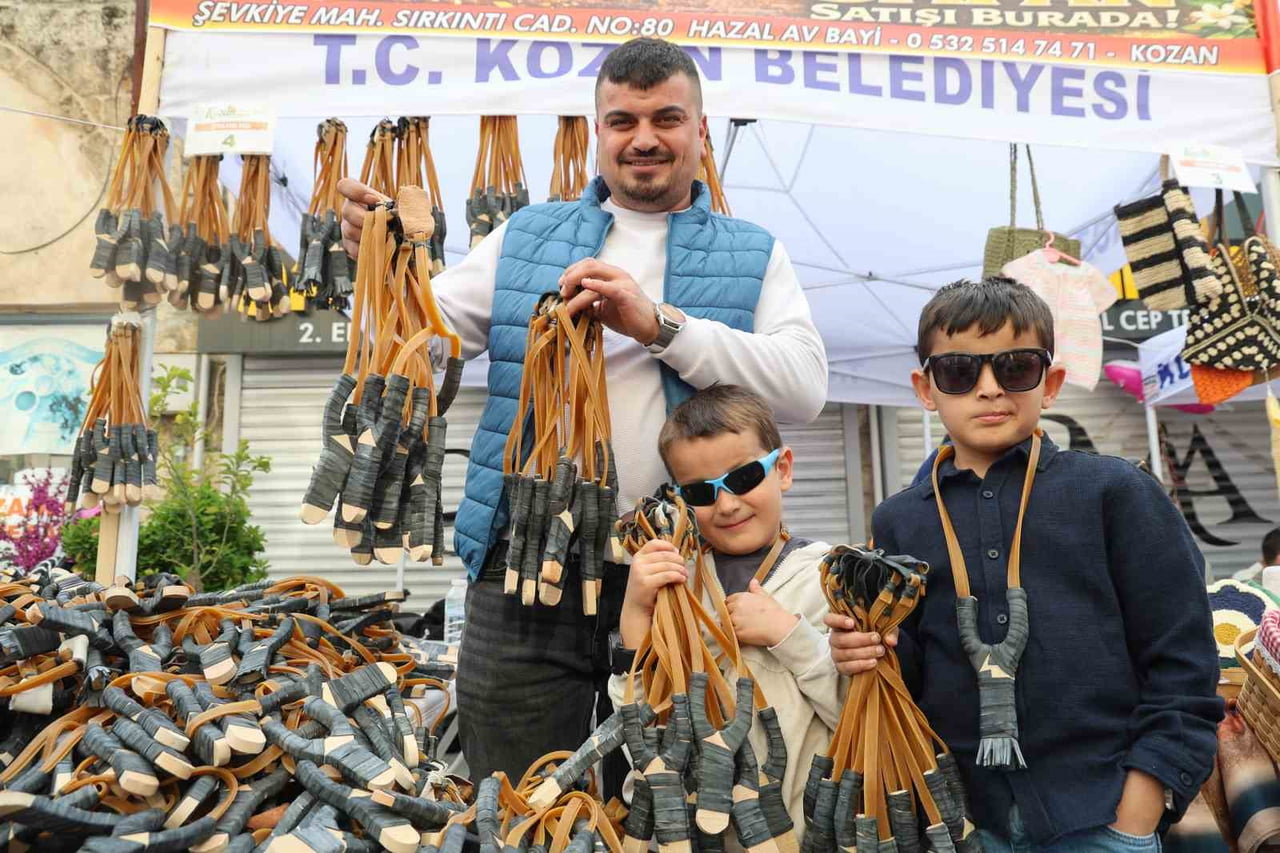 ADANA’NIN KOZAN İLÇESİNDE DÜZENLENEN PORTAKAL ÇİÇEĞİ FESTİVALİ’NDE BİR ESNAFIN SERGİLEDİĞİ...