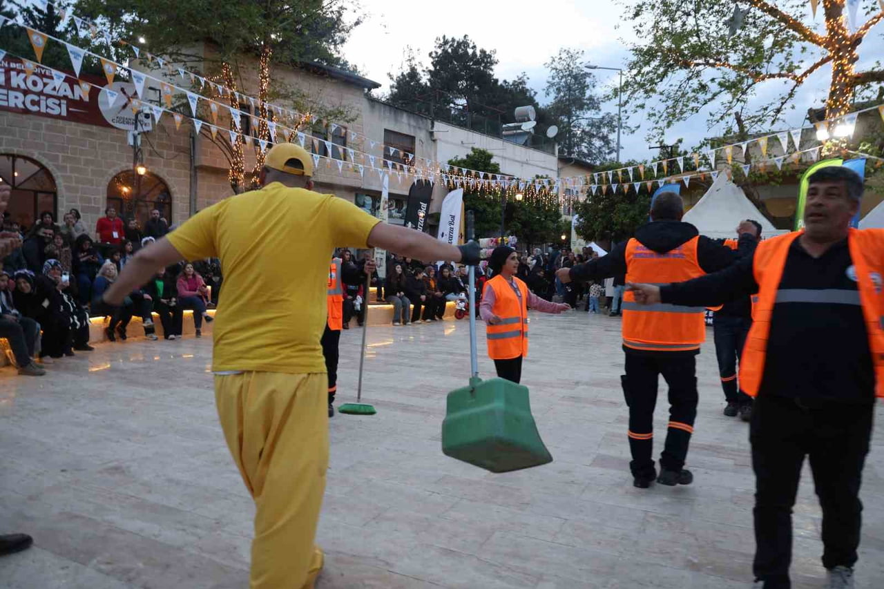 ADANA’NIN KOZAN İLÇESİNDE HAFTA SONU DÜZENLENEN PORTAKAL ÇİÇEĞİ FESTİVALİ’NDE GÖREV YAPAN TEMİZLİK...