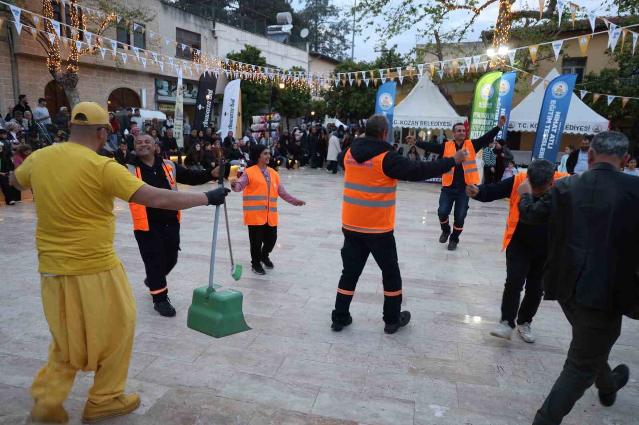 ADANA’NIN KOZAN İLÇESİNDE HAFTA SONU DÜZENLENEN PORTAKAL ÇİÇEĞİ FESTİVALİ’NDE GÖREV YAPAN TEMİZLİK...