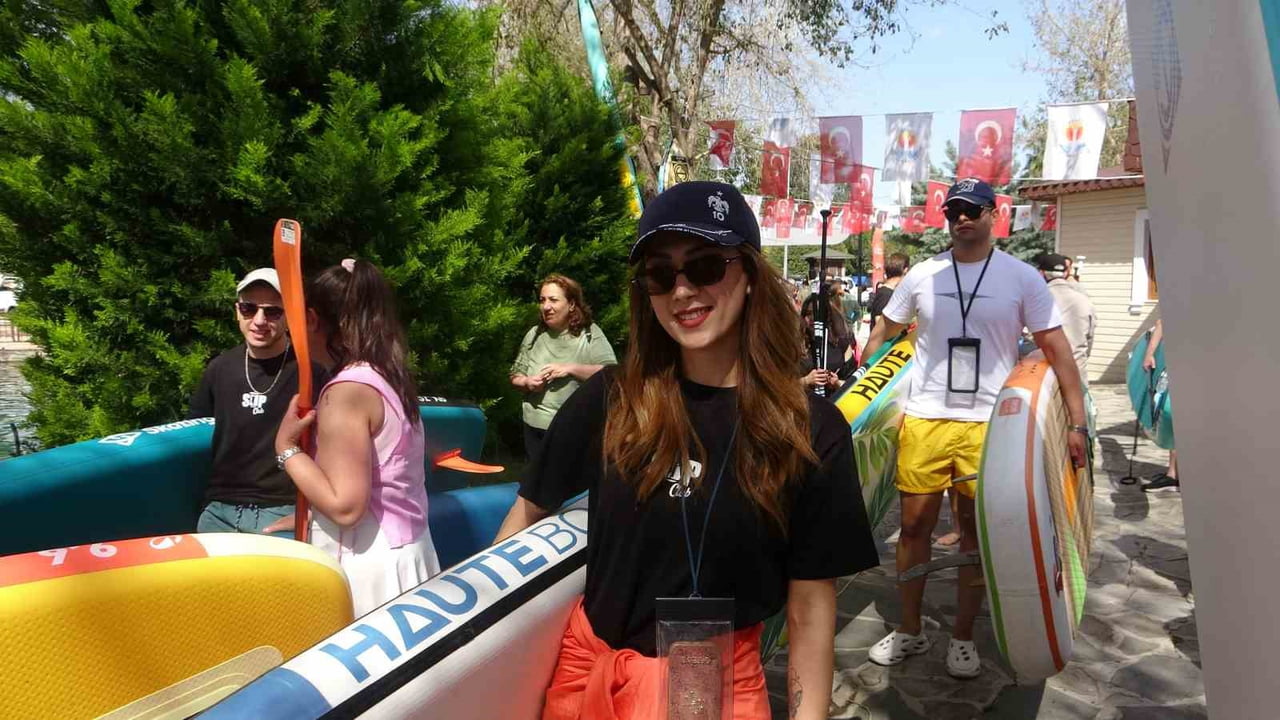 ADANA’NIN SOKAKLARINI SARAN O BÜYÜLEYİCİ KOKU, BU KEZ SEYHAN NEHRİ’NİN SULARINDA RENKLİ BİR...