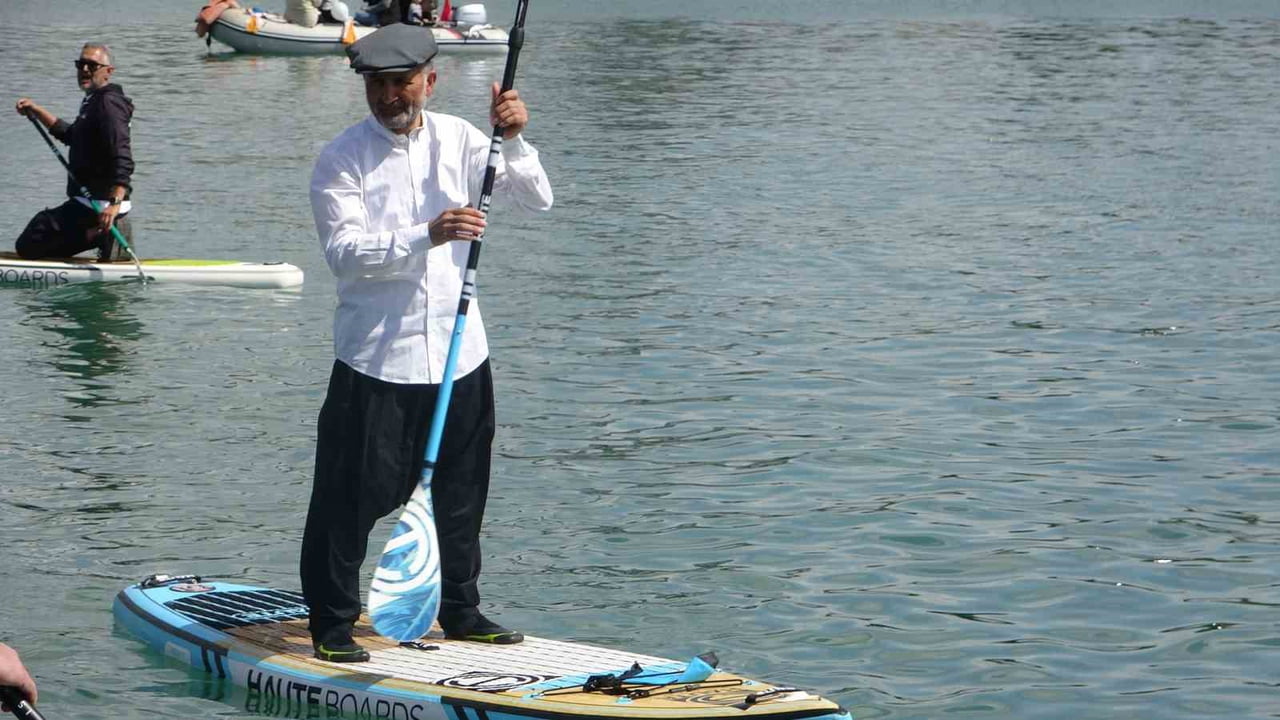 ADANA’NIN SOKAKLARINI SARAN O BÜYÜLEYİCİ KOKU, BU KEZ SEYHAN NEHRİ’NİN SULARINDA RENKLİ BİR...