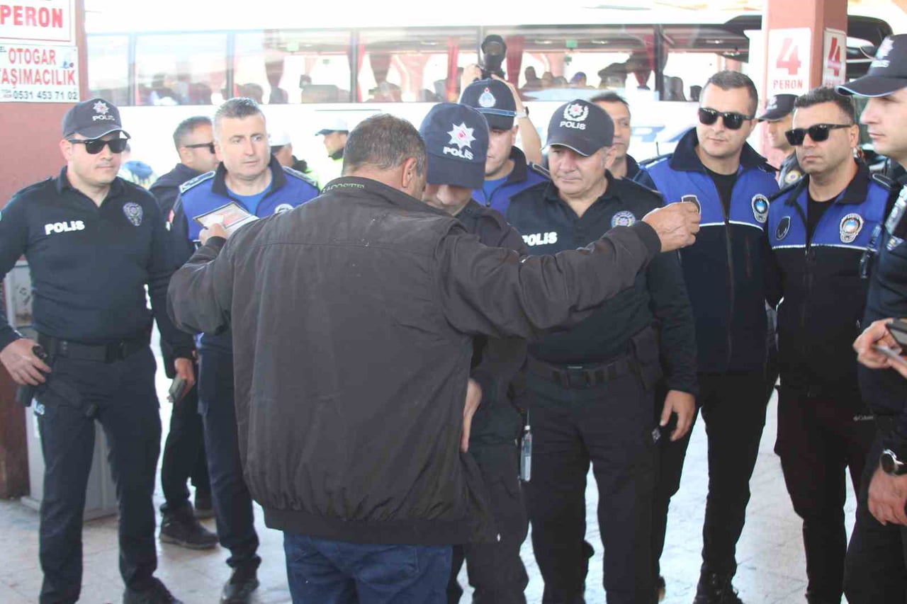 ADANA OTOGARINDA POLİS UYGULAMALARINI SIKLAŞTIRDI.