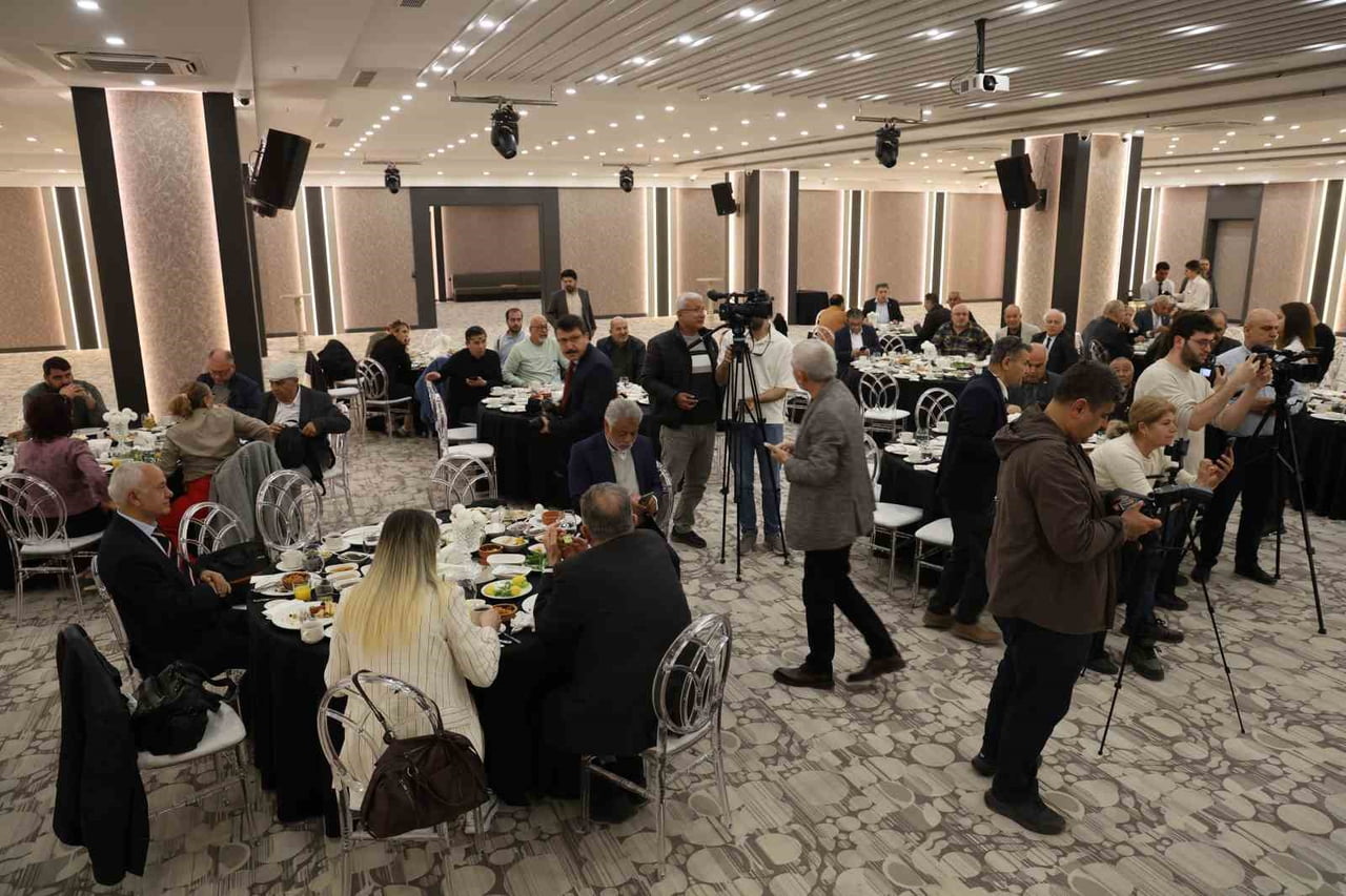 ADANA TİCARET ODASI (ATO) YÖNETİM KURULU BAŞKANI YÜCEL BAYRAM, ŞALGAM SUYUNUN ARDINDAN İÇLİ...