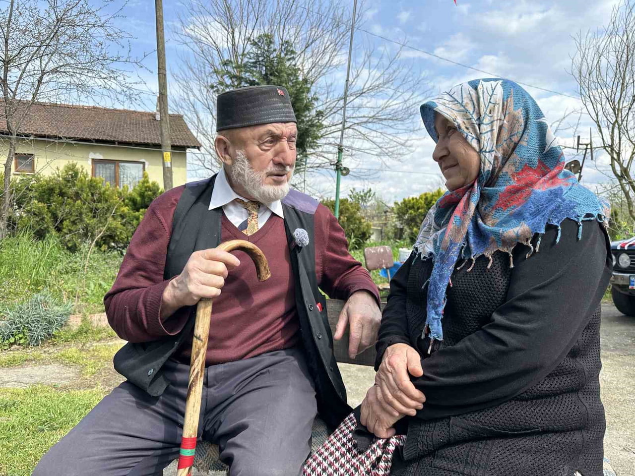 ADEM KARAGÜLLE, BU YIL DÖNÜMÜNDE DİLBER KARAGÜLLE'Yİ BİR ARACI GELİN ARABASI GİBİ SÜSLEYEREK EŞİNİ...