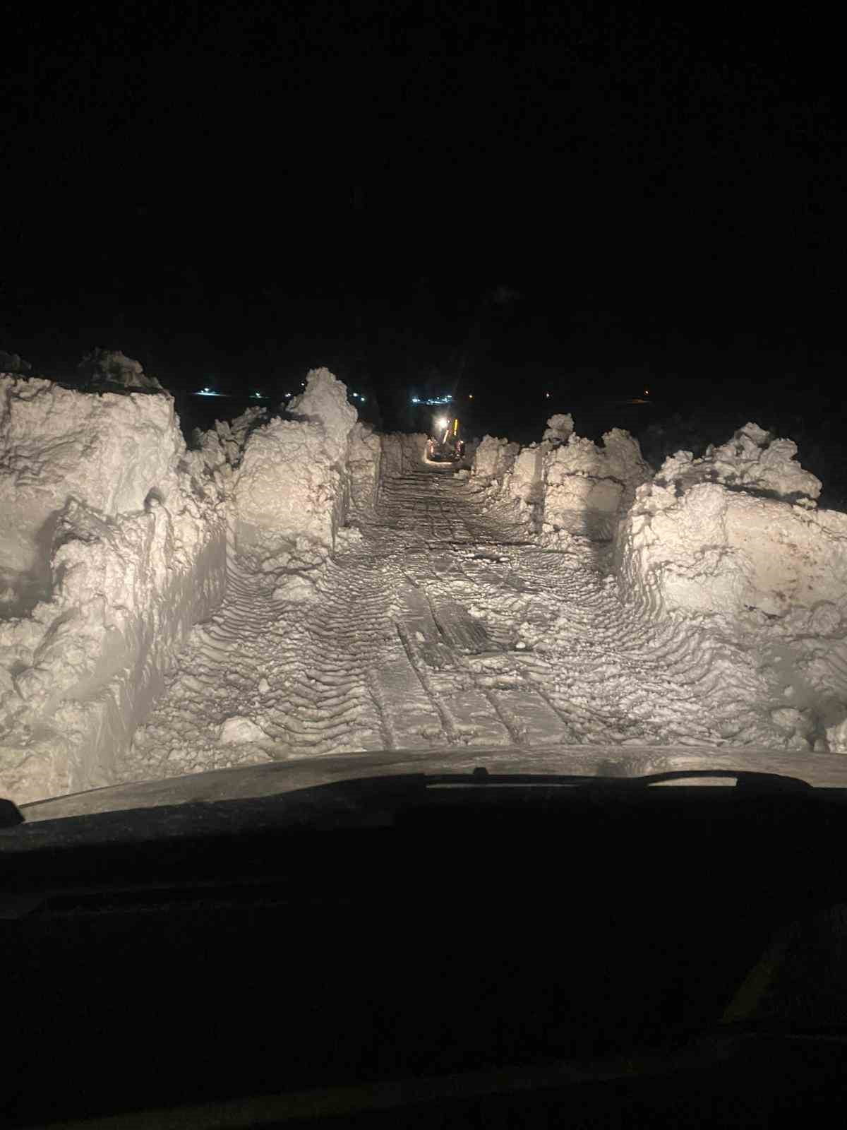 ADİLCEVAZ İLÇESİNE BAĞLI CİHANGİR KÖYÜ YOLUNDA KARDA MAHSUR KALAN 112 SAĞLIK EKİPLERİ, BİTLİS İL...