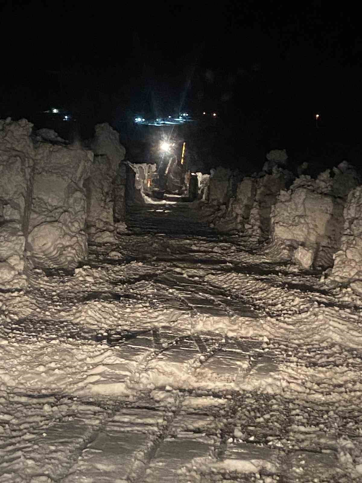 ADİLCEVAZ İLÇESİNE BAĞLI CİHANGİR KÖYÜ YOLUNDA KARDA MAHSUR KALAN 112 SAĞLIK EKİPLERİ, BİTLİS İL...