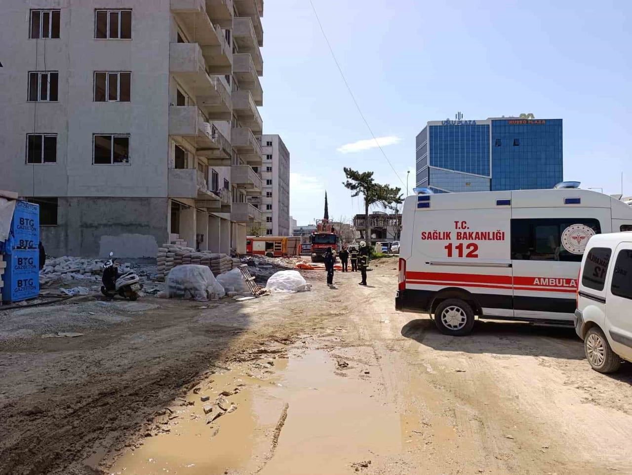 ADIYAMAN'DA 9 KATLI BİNANIN ÇATISINA ÇIKARAK ATLAMAK İSTEYEN ŞAHIS, EKİPLERCE İKNA EDİLDİ.