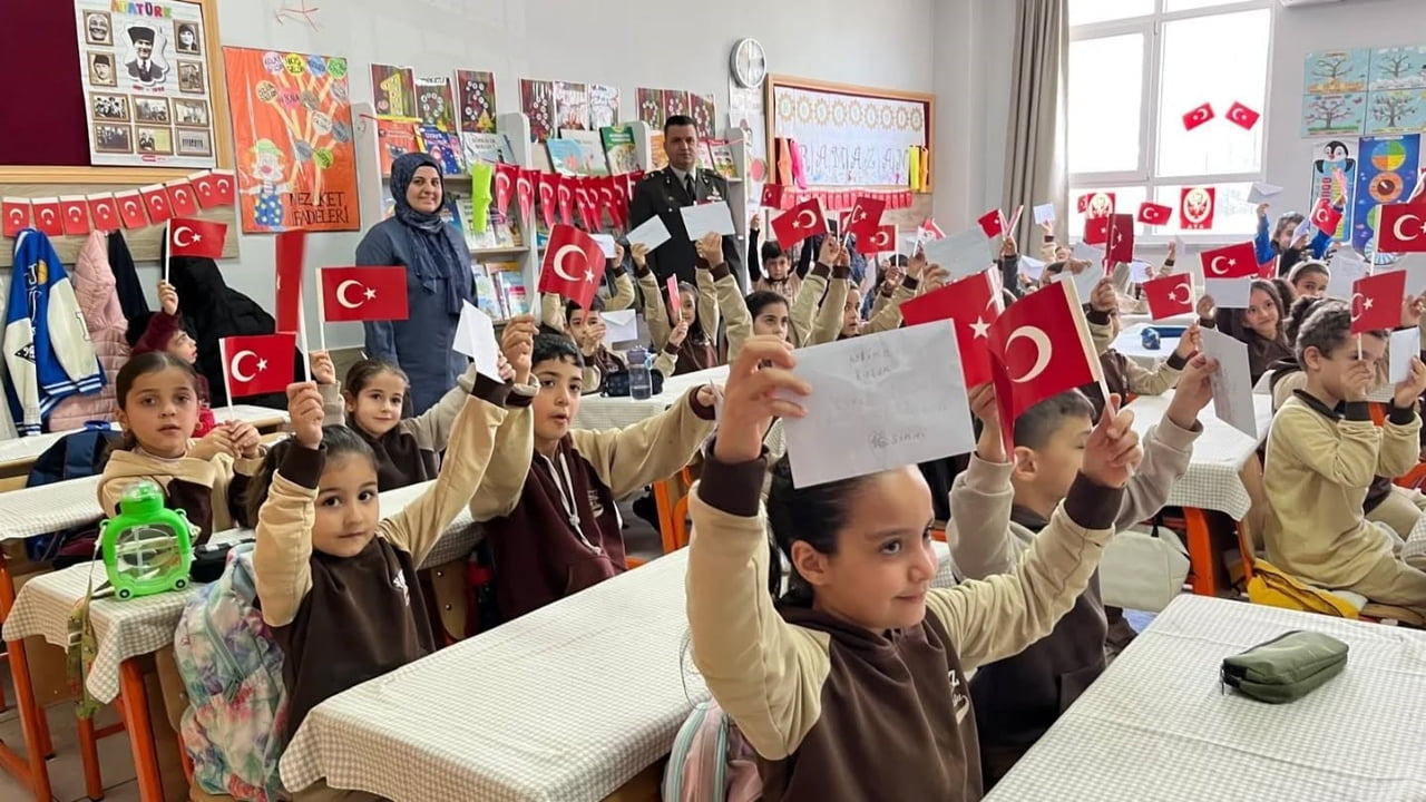 ADIYAMAN'DA İLKOKUL ÖĞRENCİLERİ, "İLK MEKTUBUM MEHMETÇİĞE" ETKİNLİĞİ KAPSAMINDA KALEME ALDIKLARI...