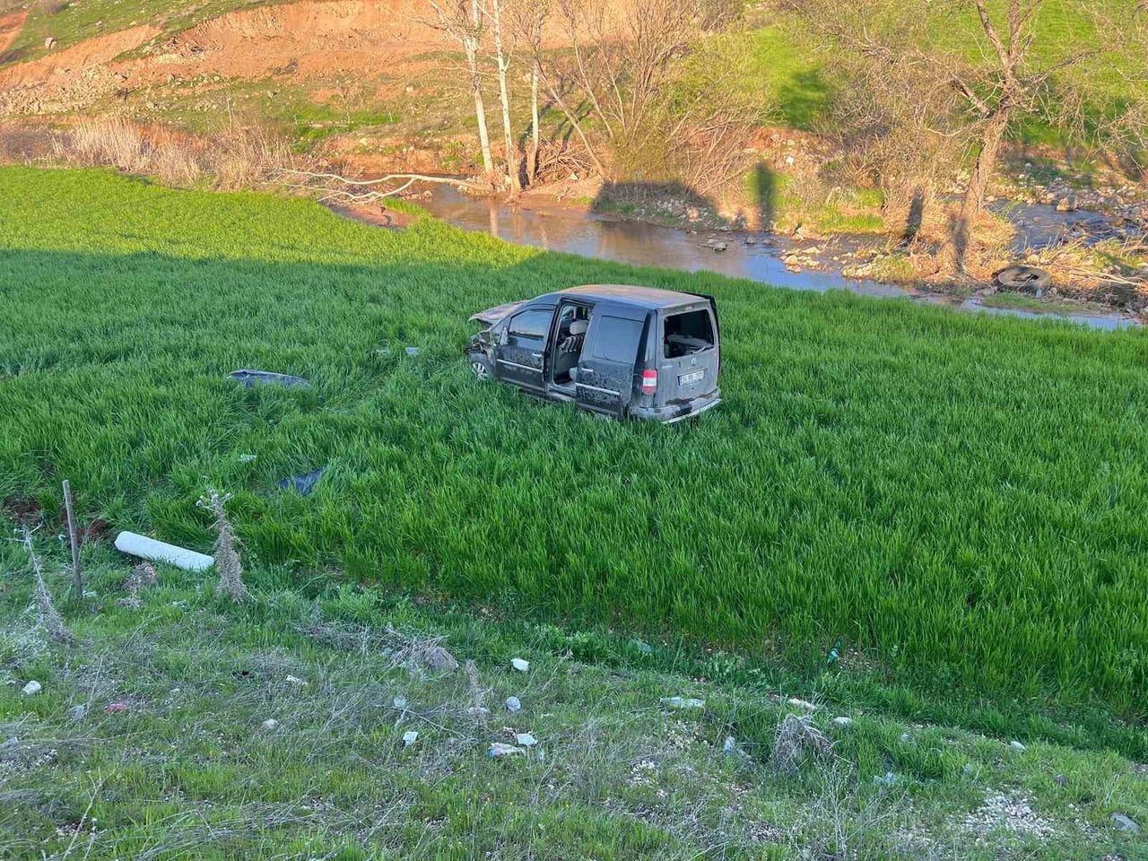 ADIYAMAN'IN GÖLBAŞI İLÇESİNDE KONTROLDEN ÇIKAN BİR HAFİF TİCARİ ARAÇ ŞARAMPOLE...