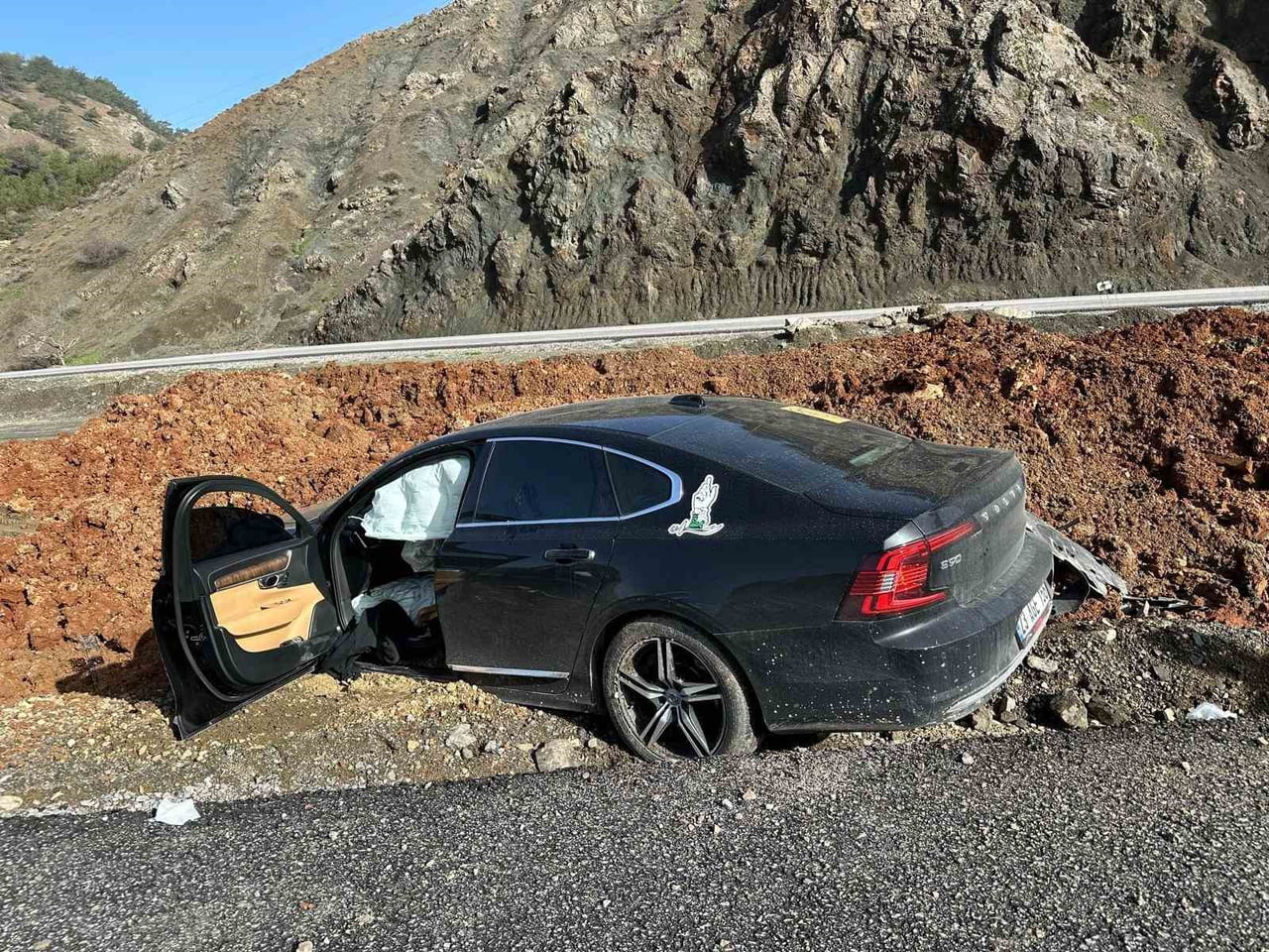 ADIYAMAN'IN GÖLBAŞI İLÇESİNDE OTOMOBİLİN ŞARAMPOLE GİRMESİ SONUCU 1 KİŞİ YARALANDI.