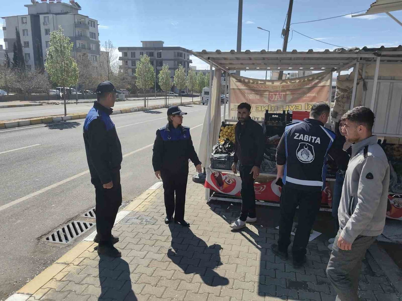 ADIYAMAN BELEDİYESİ ZABITA EKİPLERİ, KENT MERKEZİNDE KALDIRIM İŞGALLERİ VE GIDA İŞLETMELERİNE...