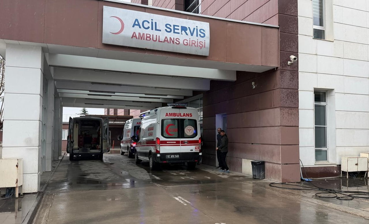 ADIYAMAN’DA, BİR BİNANIN 4.KATINDAN ATLAYAN GENÇ KIZ, 2.KATIN BALKONUNDAKİ ÇAMAŞIR İPLERİNE...