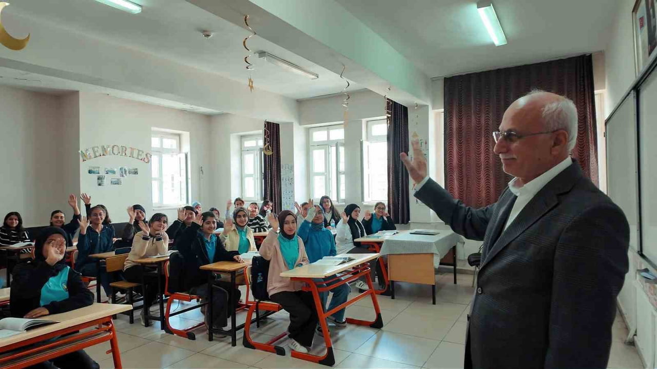 ADIYAMAN’DA, EMEKLİYE AYRILAN OKUL MÜDÜRÜ BEKİR TUNÇ İÇİN VEDA PROGRAMI DÜZENLENDİ.