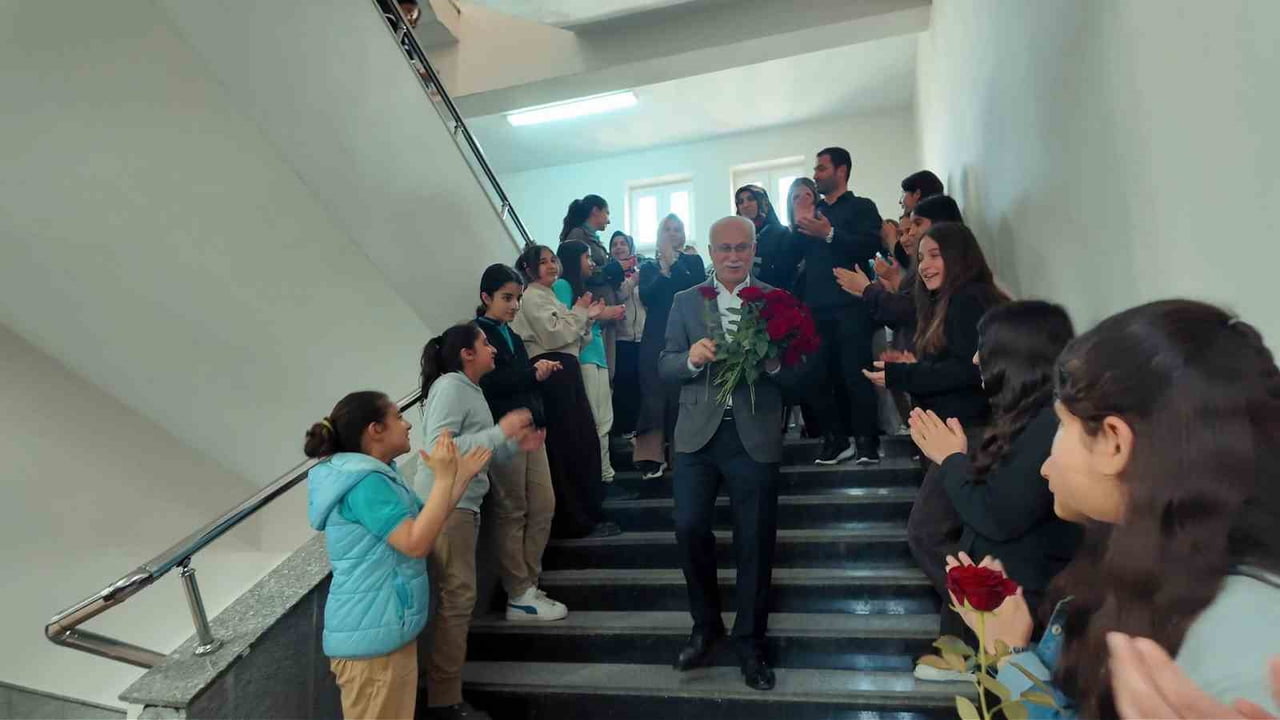 ADIYAMAN’DA, EMEKLİYE AYRILAN OKUL MÜDÜRÜ BEKİR TUNÇ İÇİN VEDA PROGRAMI DÜZENLENDİ.