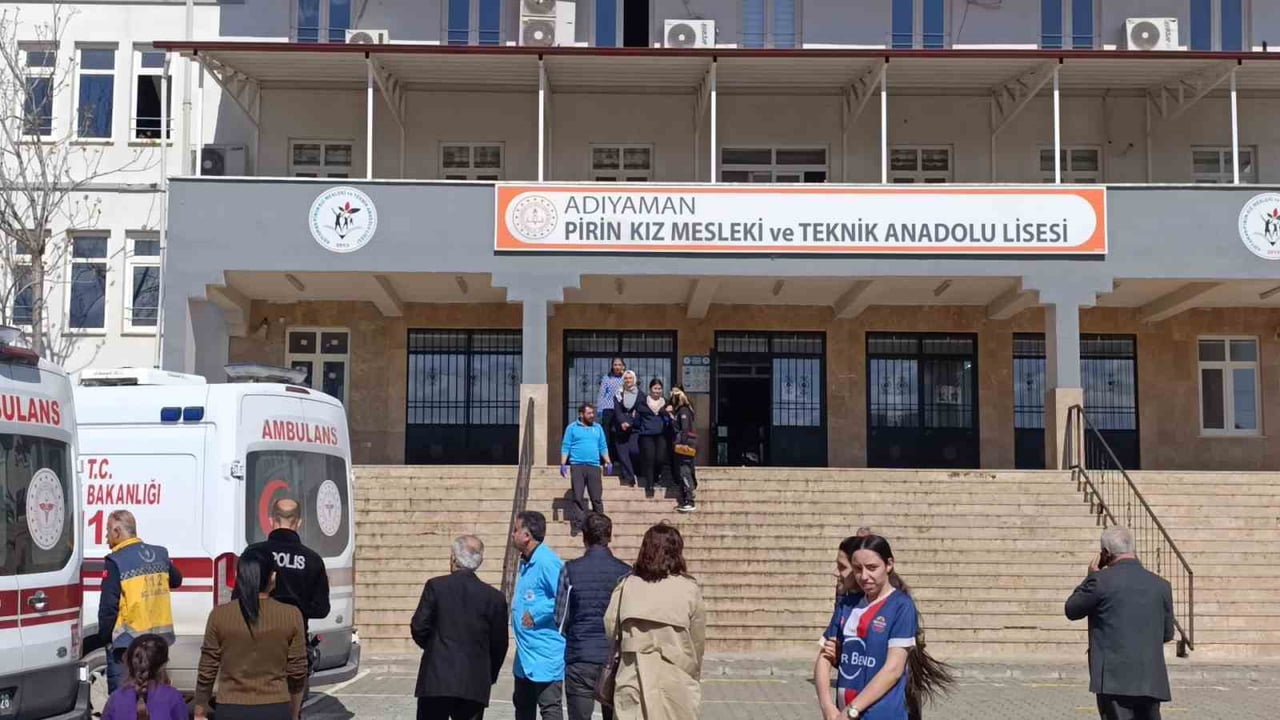 ADIYAMAN’DA EVDEN GETİRDİKLERİ YİYECEKLERİ TÜKETTİKTEN SONRA RAHATSIZLANAN 3 ÖĞRENCİ HASTANEYE...