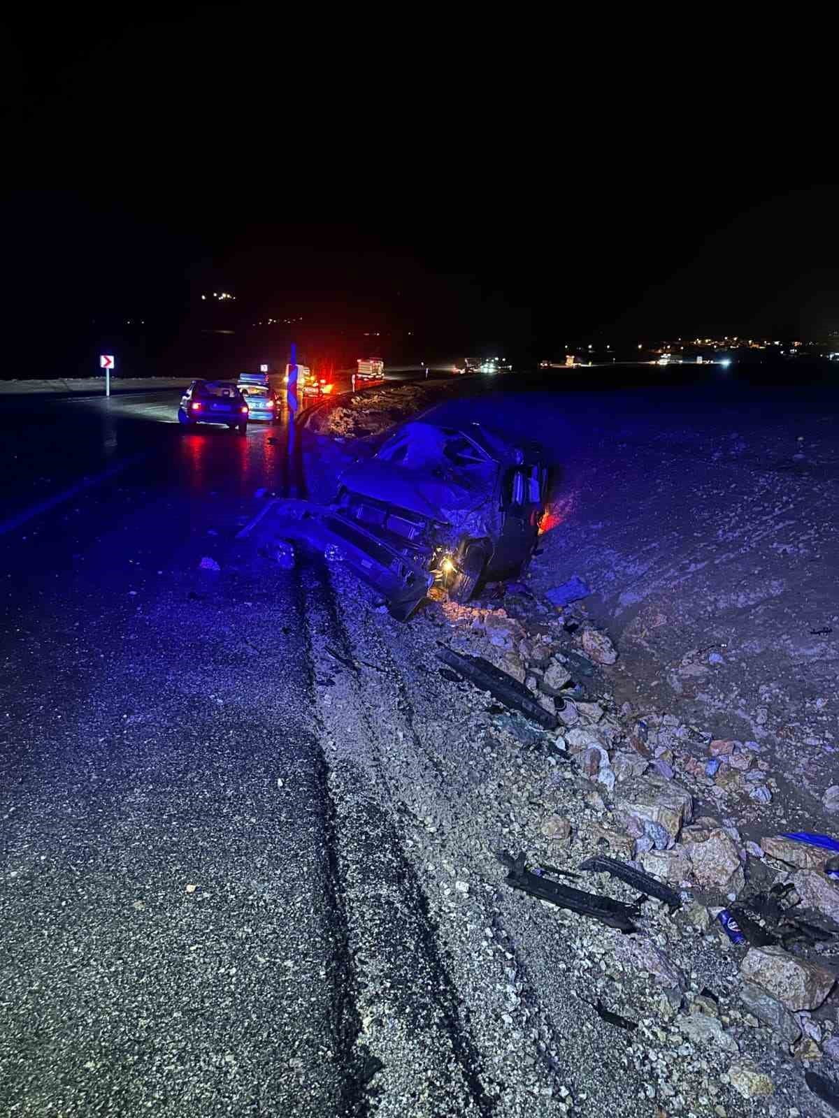ADIYAMAN’DA, HAFİF TİCARİ ARACIN ŞARAMPOLE YUVARLANMASI SONUCU 2 KİŞİ YARALANDI.