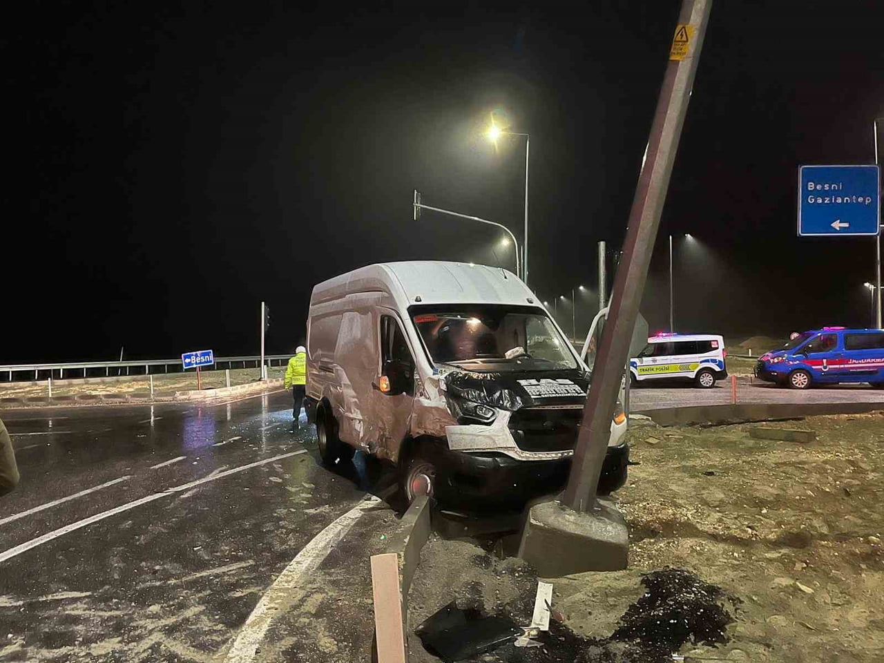 ADIYAMAN’DA, İKİ MİNİBÜS VE BİR KAMYONUN ÇARPIŞMASI SONUCU 4 KİŞİ YARALANDI.