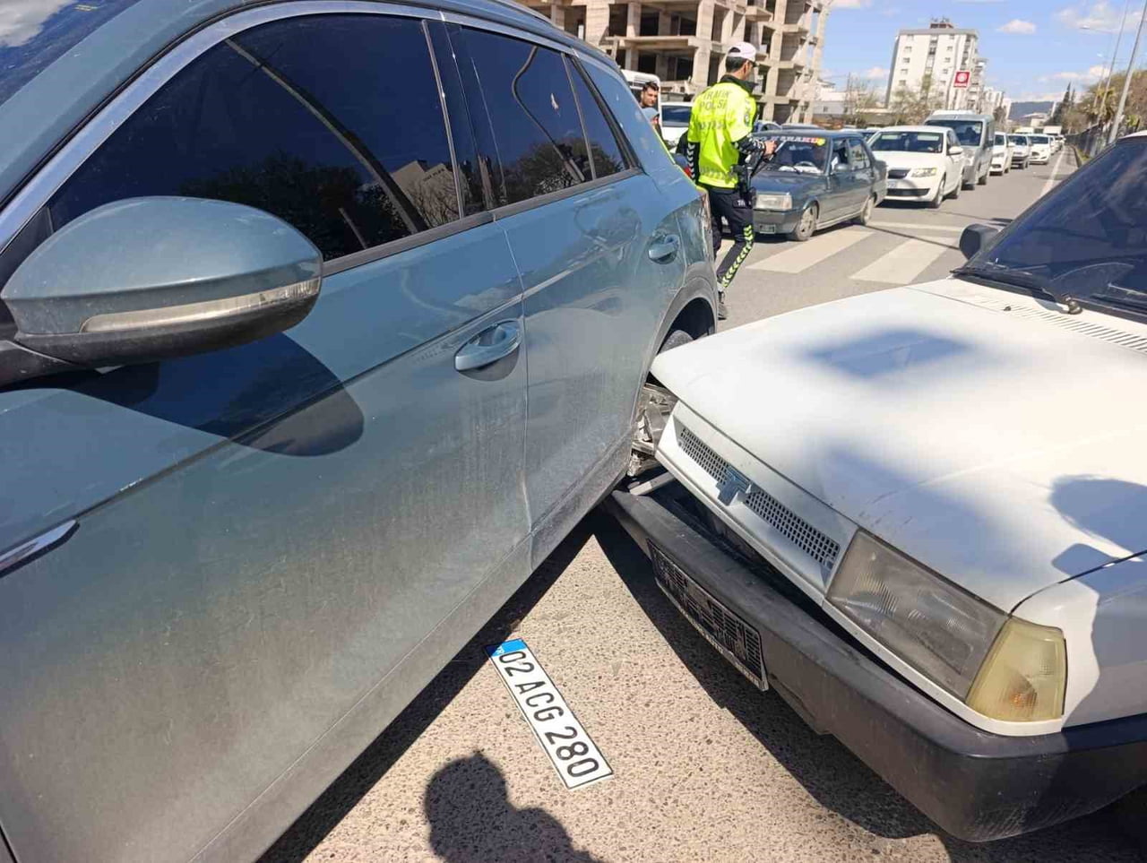 ADIYAMAN’DA İKİ OTOMOBİLLE ÇARPIŞAN MOTOSİKLET SÜRÜCÜSÜ YARALANDI