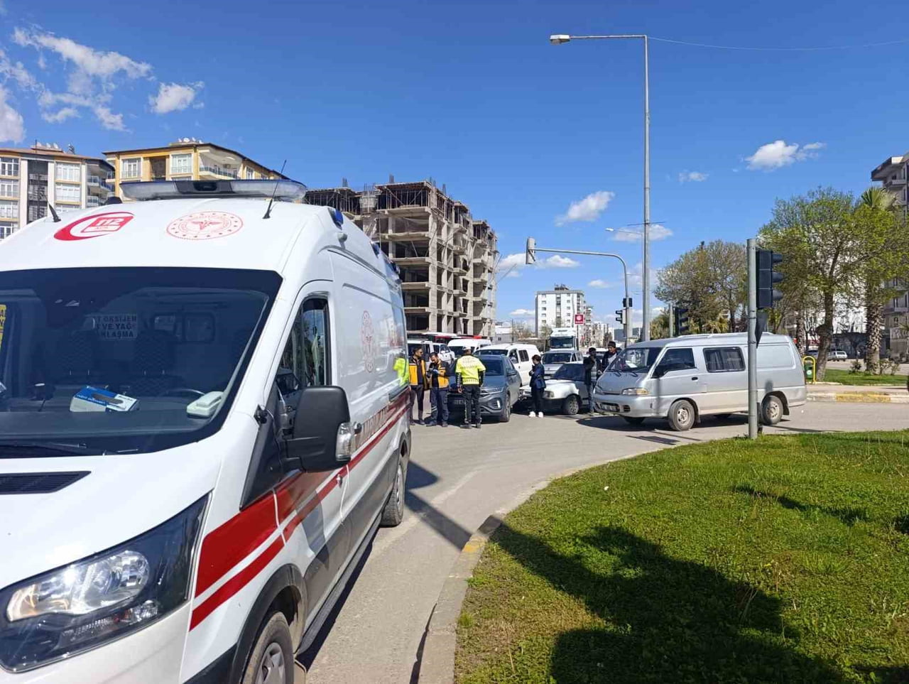 ADIYAMAN’DA İKİ OTOMOBİLLE ÇARPIŞAN MOTOSİKLET SÜRÜCÜSÜ YARALANDI