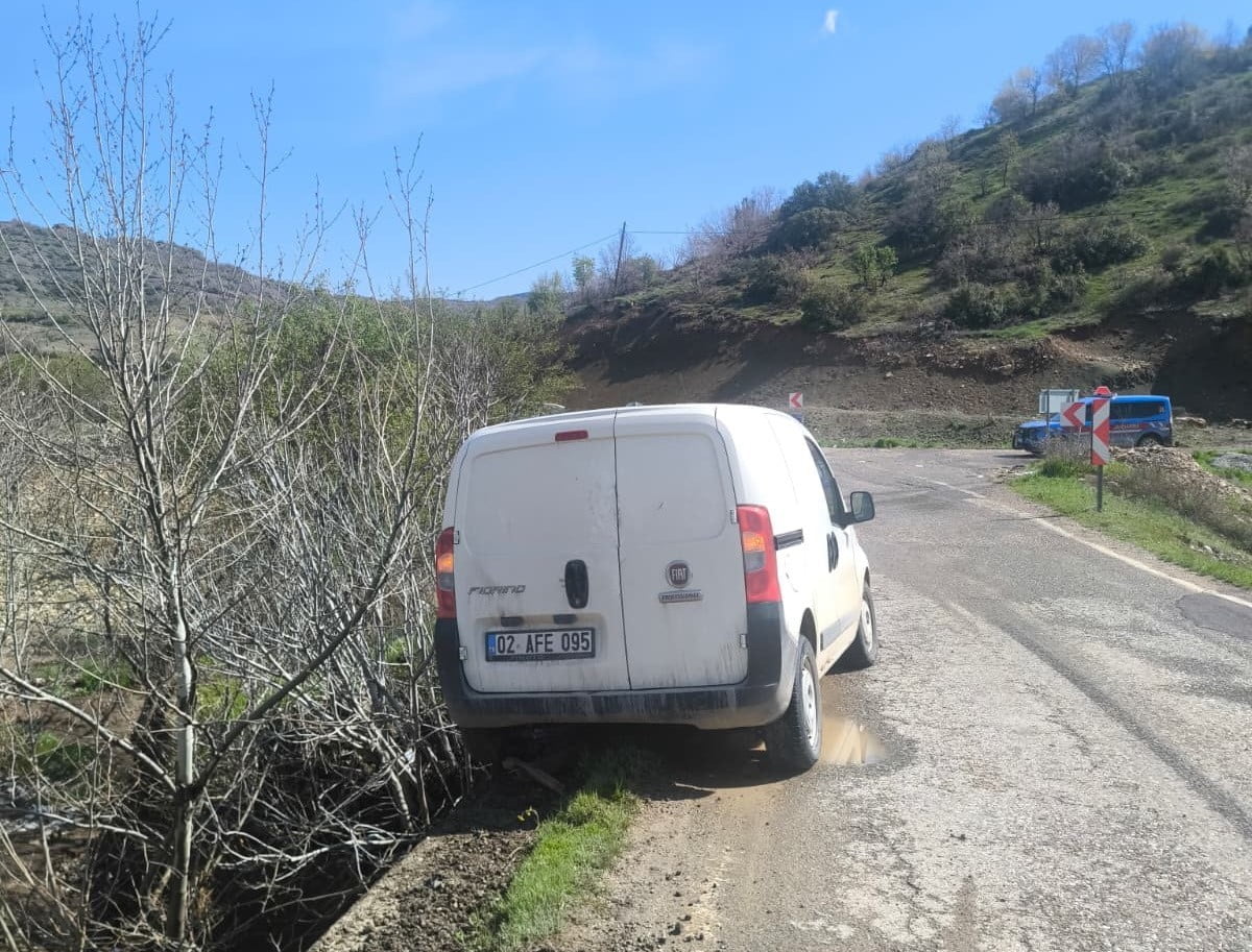 ADIYAMAN’DA KONTROLDEN ÇIKAN BİR HAFİF TİCARİ ARAÇ KÖPRÜ DEMİRLERİNİN SAPLANMASI SONUCU...