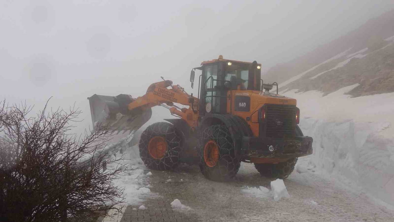 ADIYAMAN’DA NEMRUT DAĞI’NDA KAR NEDENİYLE KAPANAN YOLUN AÇILMASI İÇİN KARAYOLLARI EKİPLERİ İŞ...
