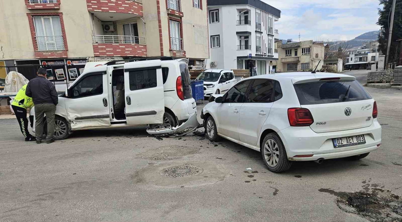 ADIYAMAN’DA, OTOMOBİL İLE HAFİF TİCARİ ARACIN ÇARPIŞMASI SONUCU MEYDANA GELEN KAZADA 1 KİŞİ...