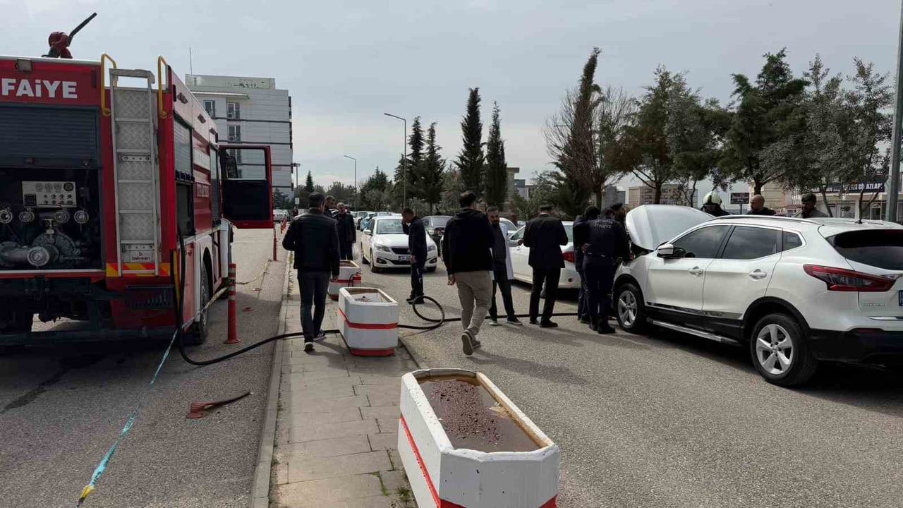 ADIYAMAN’DA, PARK HALİNDEKİ BİR OTOMOBİLDEN ÇIKAN DUMANLAR KORKUTTU.