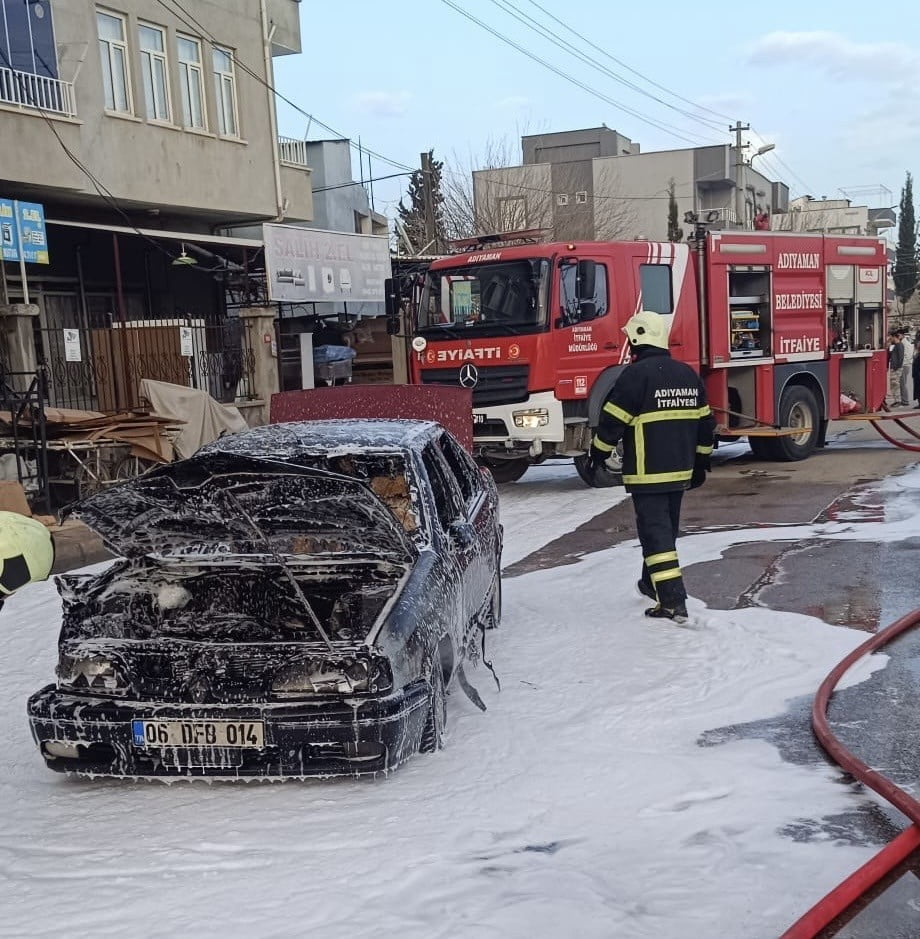 ADIYAMAN’DA SEYİR HALİNDEKİ BİR OTOMOBİL ALEV ALARAK YANDI.