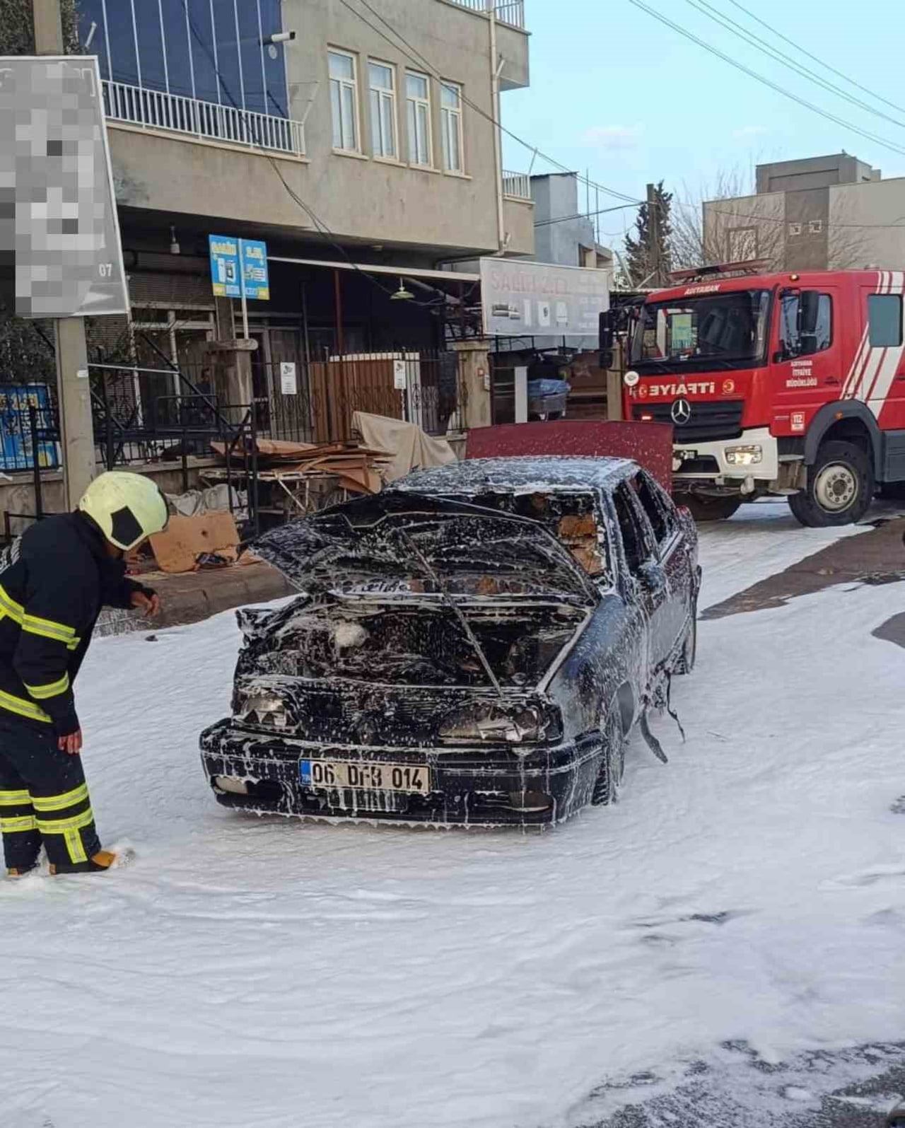 ADIYAMAN’DA SEYİR HALİNDEKİ BİR OTOMOBİL ALEV ALARAK YANDI.