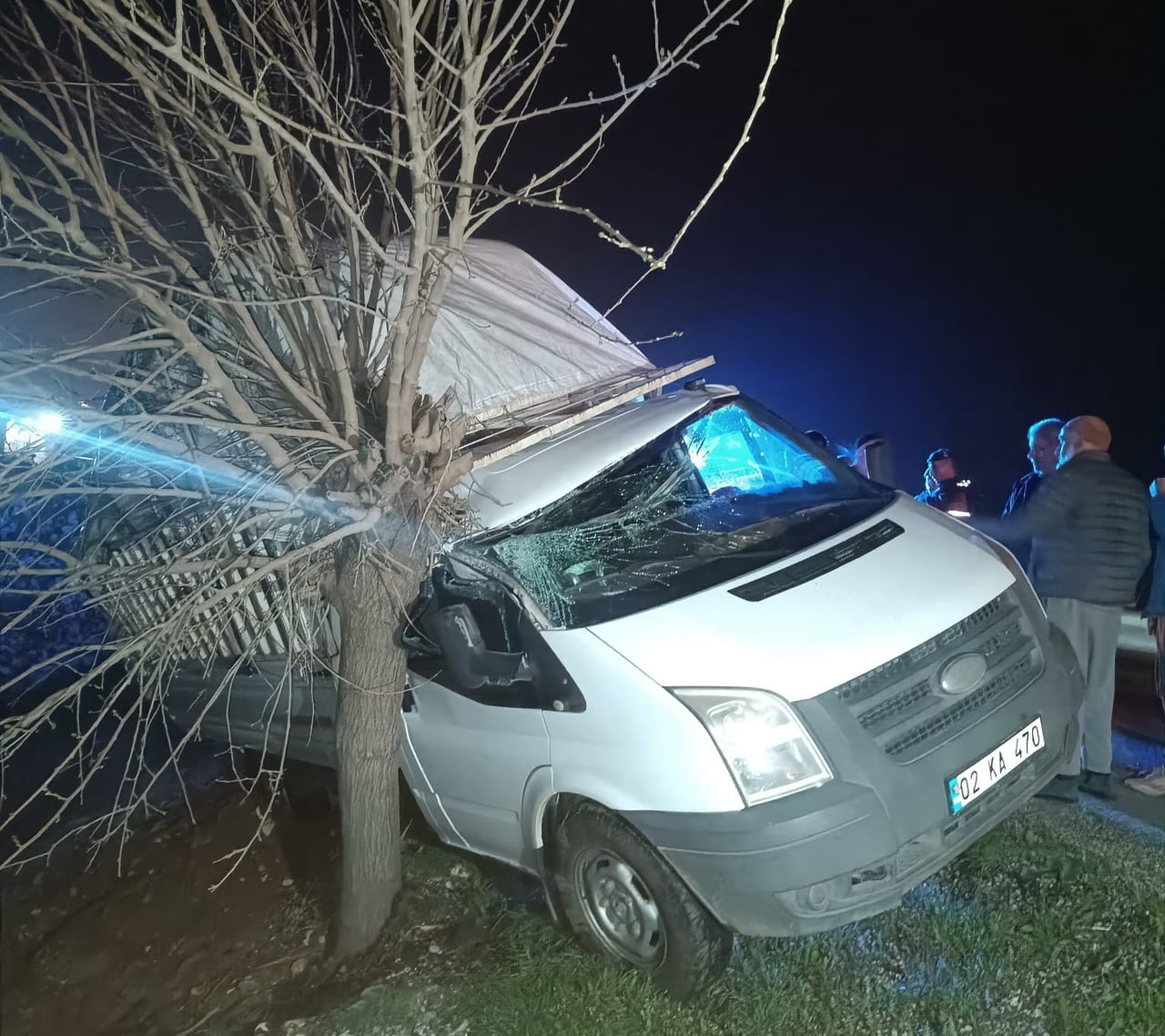 ADIYAMAN’DA, SÜRÜCÜSÜNÜN DİREKSİYON HAKİMİYETİNİ KAYBETMESİ SONUCU KONTROLDEN ÇIKARAK ŞARAMPOLE...