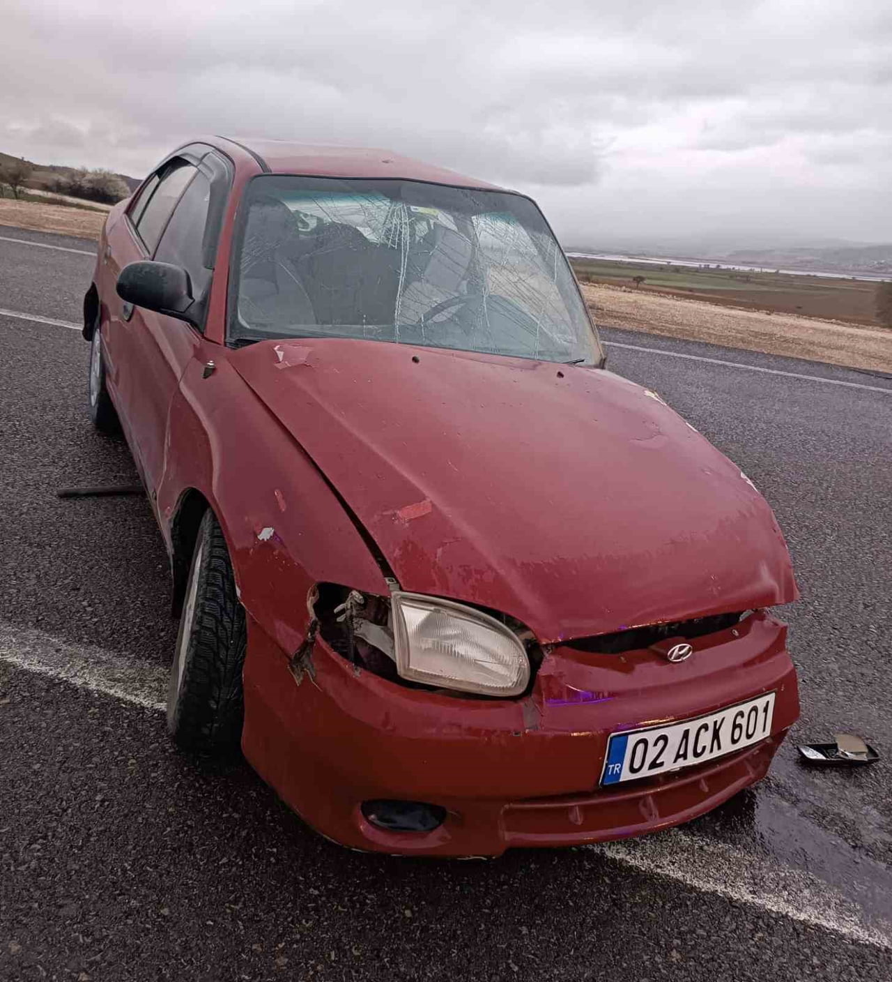 ADIYAMAN’DA, YAĞIŞLARDAN DOLAYI KAYGANLAŞAN YOLDA KAYARAK KARŞI ŞERİDE GEÇEN OTOMOBİLİN BİR BAŞKA...