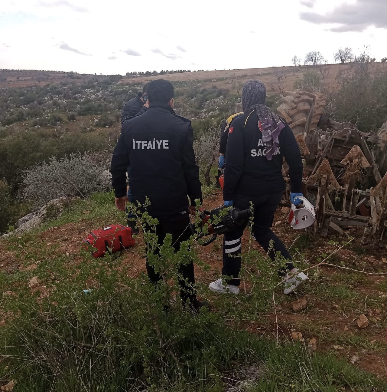 ADIYAMAN’IN BESNİ İLÇESİNE BAĞLI OYRATLI KÖYÜ’NDE MEYDANA GELEN TRAKTÖR KAZASINDA 65 YAŞINDAKİ...