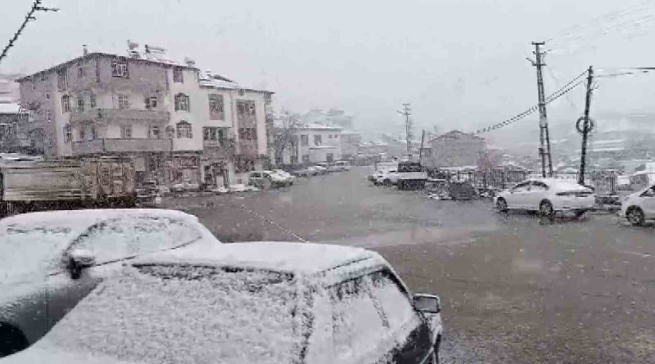 ADIYAMAN’IN ÇELİKHAN İLÇESİNDE KAR YAĞIŞI ETKİLİ OLDU.