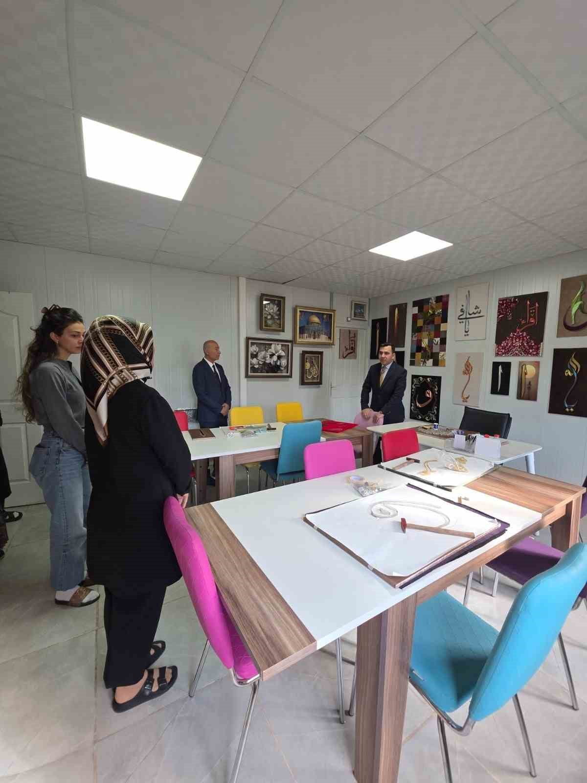 ADIYAMAN’IN GÖLBAŞI KAYMAKAMI KADİR ALGIN, AİLE DESTEK VE EĞİTİM MERKEZİ’NDE KURSİYERLERLE BİR...