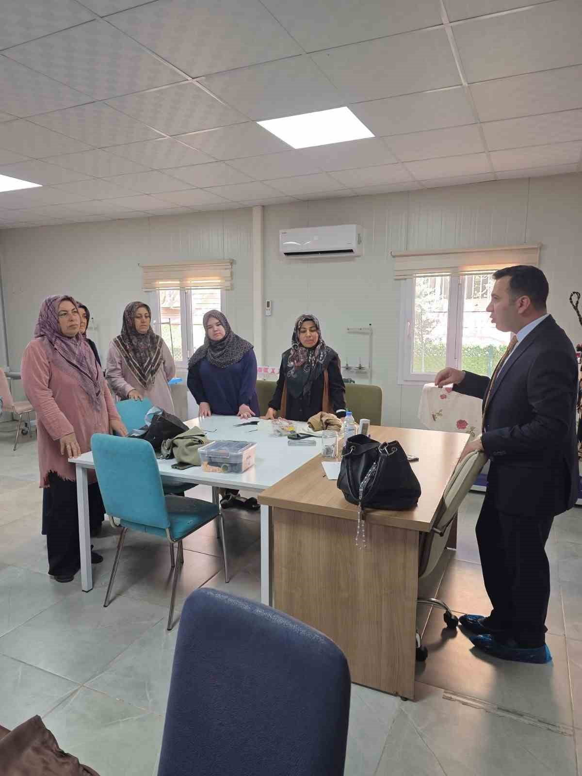 ADIYAMAN’IN GÖLBAŞI KAYMAKAMI KADİR ALGIN, AİLE DESTEK VE EĞİTİM MERKEZİ’NDE KURSİYERLERLE BİR...