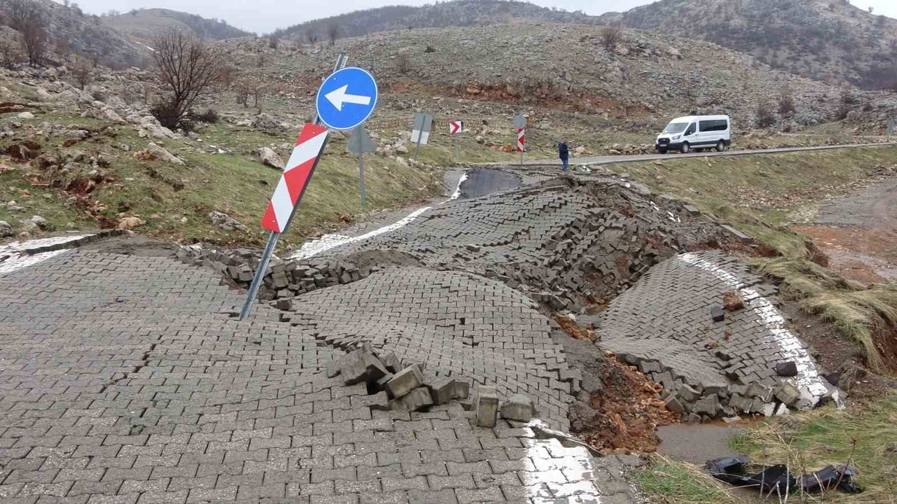 ADIYAMAN’IN KAHTA İLÇESİNE BAĞLI KARADUT KÖYÜ ÜZERİNDEN NEMRUT DAĞI’NA ULAŞIMI SAĞLAYAN...