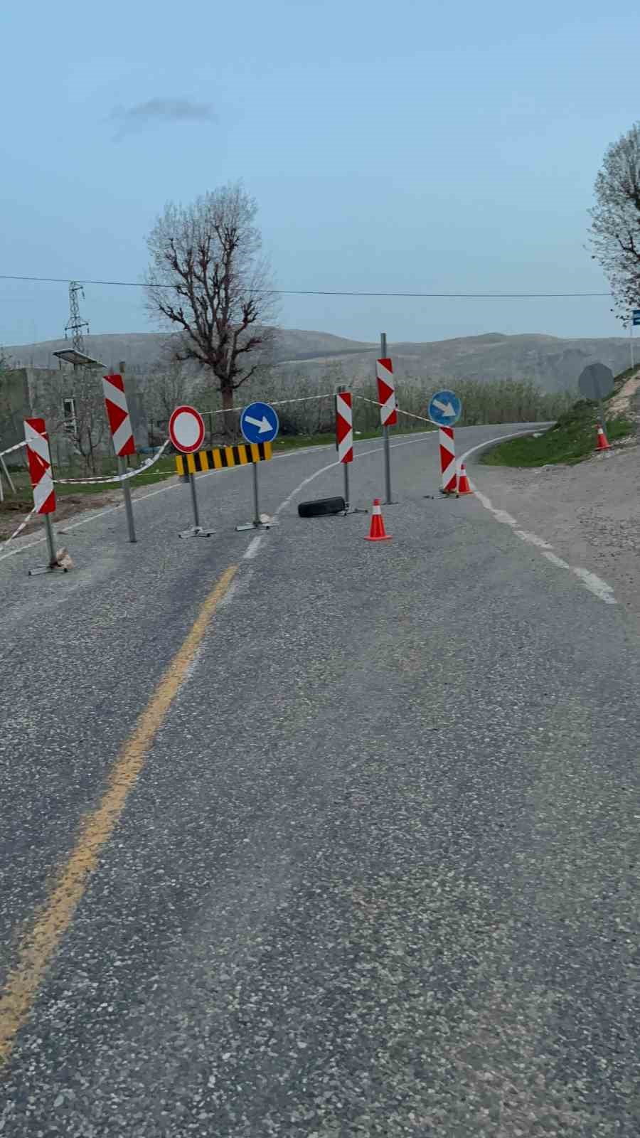 ADIYAMAN’IN SİNCİK İLE KAHTA İLÇELERİNİ BİRBİRİNE BAĞLAYAN KARAYOLU, TEĞMENLİ KÖYÜ MEVKİİNDE...