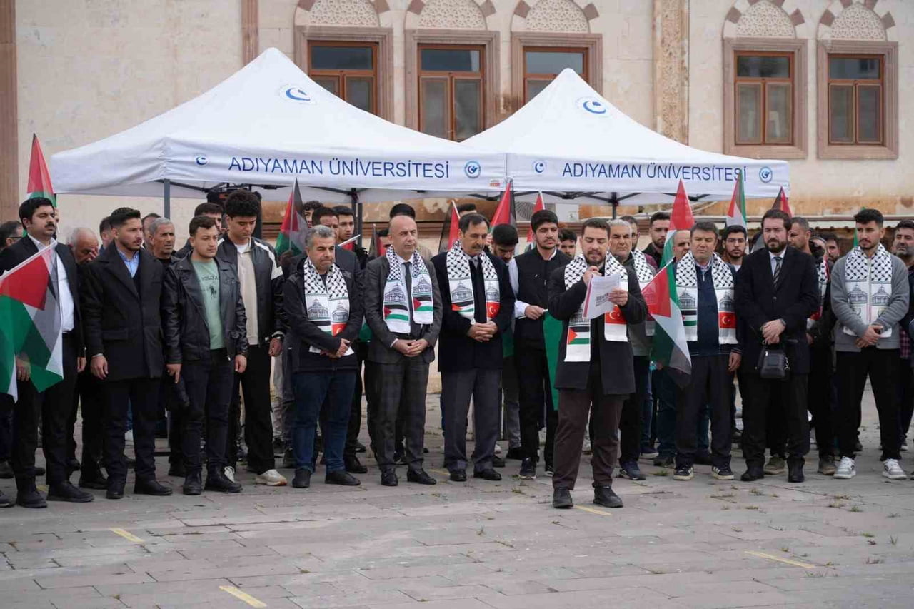 ADIYAMAN ÜNİVERSİTESİ ÖĞRENCİLERİ, FİLİSTİN’E DESTEK VERMEK AMACIYLA HISN-I MANSUR CAMİİ ÖNÜNDE...