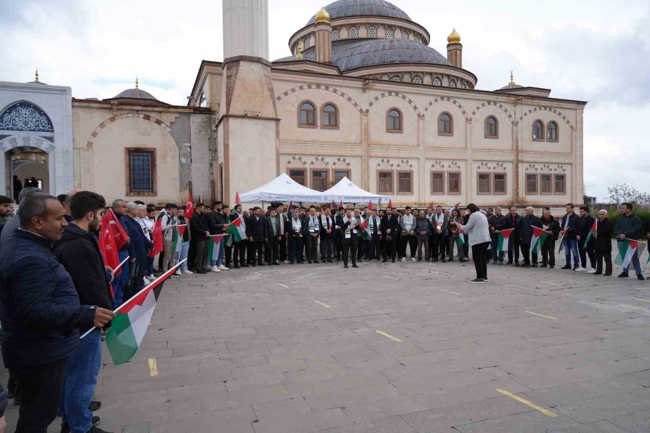ADIYAMAN ÜNİVERSİTESİ ÖĞRENCİLERİ, FİLİSTİN’E DESTEK VERMEK AMACIYLA HISN-I MANSUR CAMİİ ÖNÜNDE...