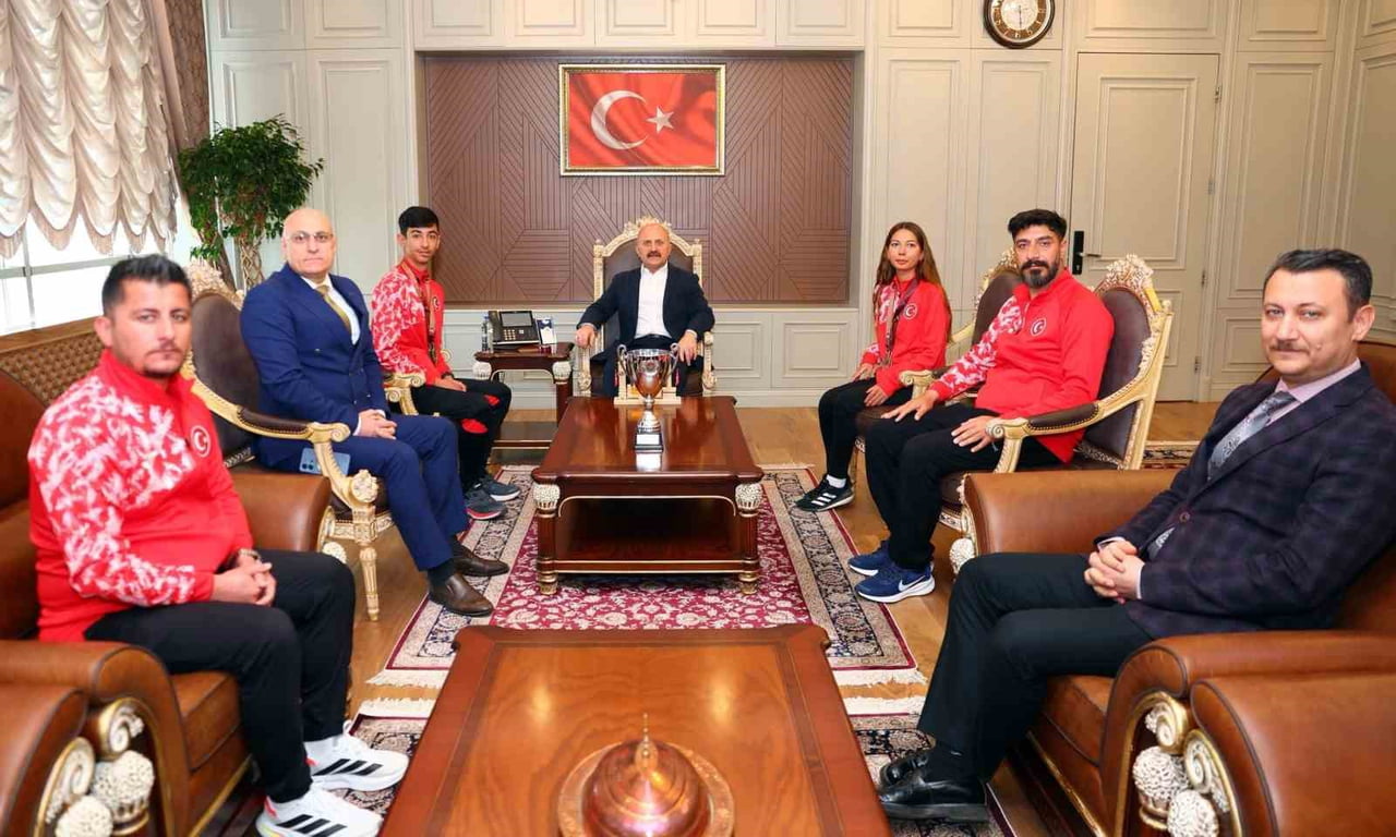 ADIYAMAN VALİSİ OSMAN VAROL, BALKAN YÜRÜYÜŞ ŞAMPİYONASI’NDA DERECE ELDE EDEN MİLLİ SPORCULARI...