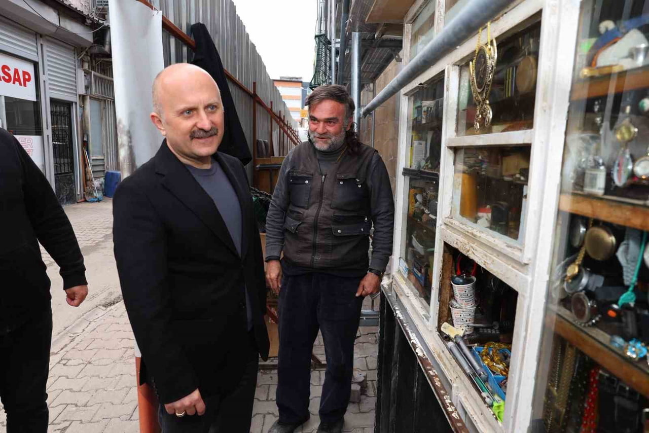 ADIYAMAN VALİSİ OSMAN VAROL, KENT MERKEZİNDE FAALİYET GÖSTEREN ESNAF VE VATANDAŞLARLA BİR ARAYA...