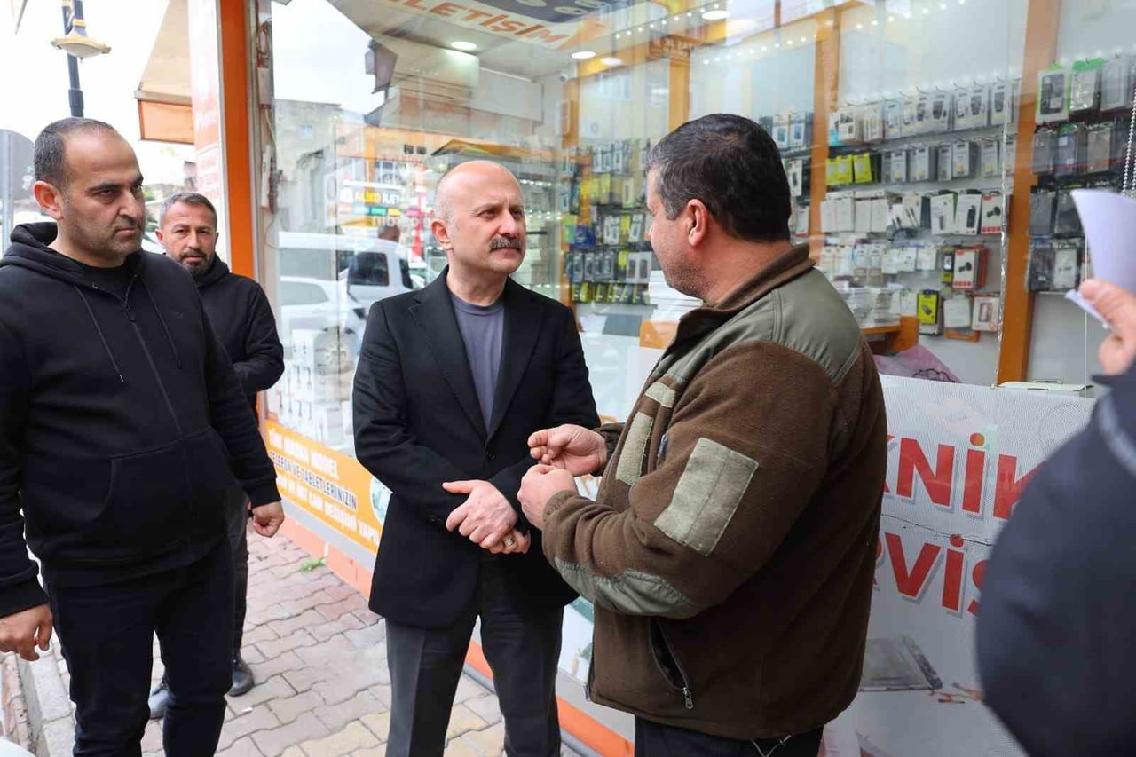 ADIYAMAN VALİSİ OSMAN VAROL, KENT MERKEZİNDE FAALİYET GÖSTEREN ESNAF VE VATANDAŞLARLA BİR ARAYA...
