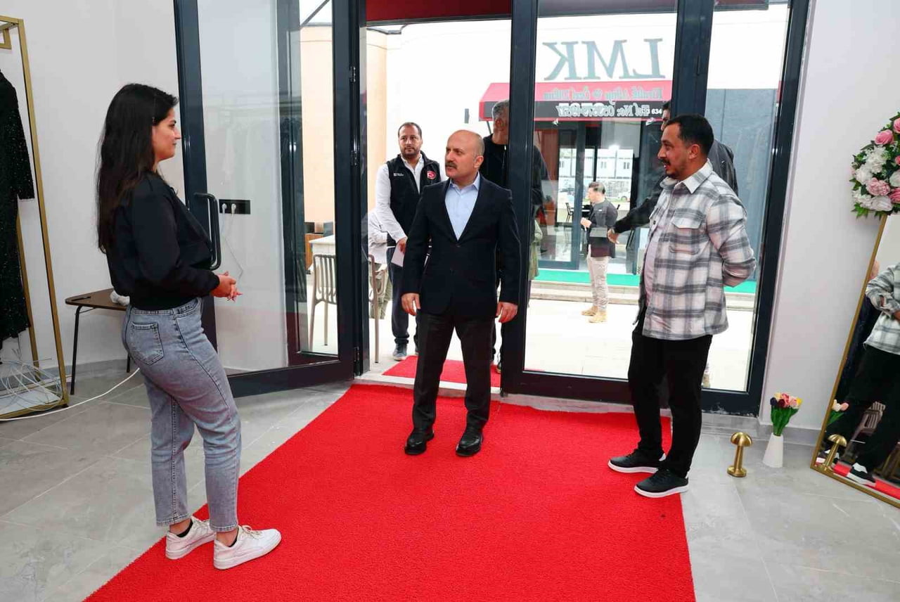 ADIYAMAN VALİSİ OSMAN VAROL, KENT MEYDANI ESNAFINI VE ATATÜRK BULVARI REZERV ALANINDA HİZMETE...