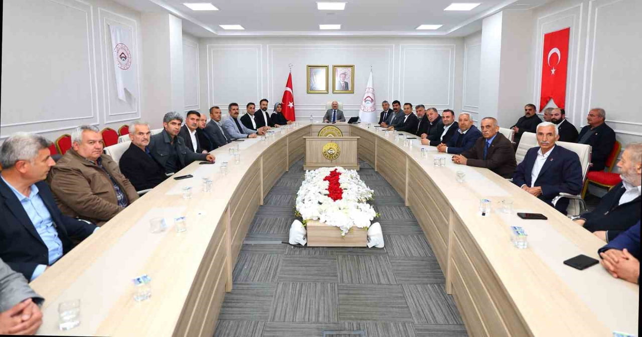 ADIYAMAN VALİSİ OSMAN VAROL, MUHTARLARLA BİR ARAYA GELEREK TALEP VE ÖNERİLERİ DİNLEDİ.