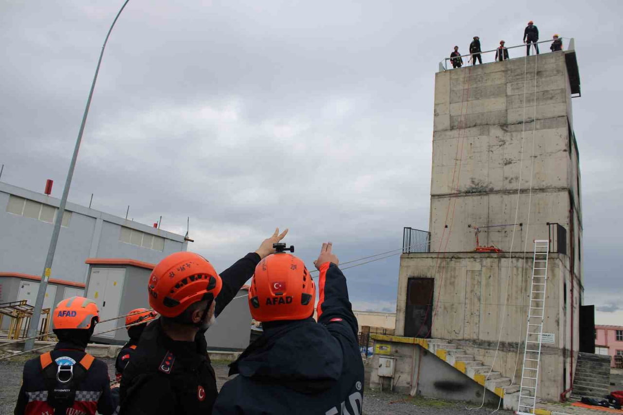 AFAD KAYSERİ İL MÜDÜRLÜĞÜ İLE OSB İTFAİYE MÜDÜRLÜĞÜ İŞ BİRLİĞİYLE KAYADAN DÜŞME VE YARALANMALARDA...