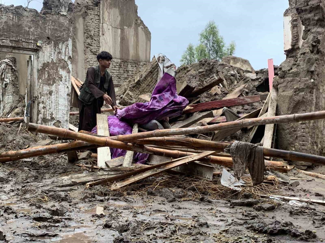 AFGANİSTAN'DA ETKİSİNİ SÜRDÜREN ŞİDDETLİ YAĞIŞLARIN YOL AÇTIĞI SELLERDE HAYATINI KAYBEDENLERİN...