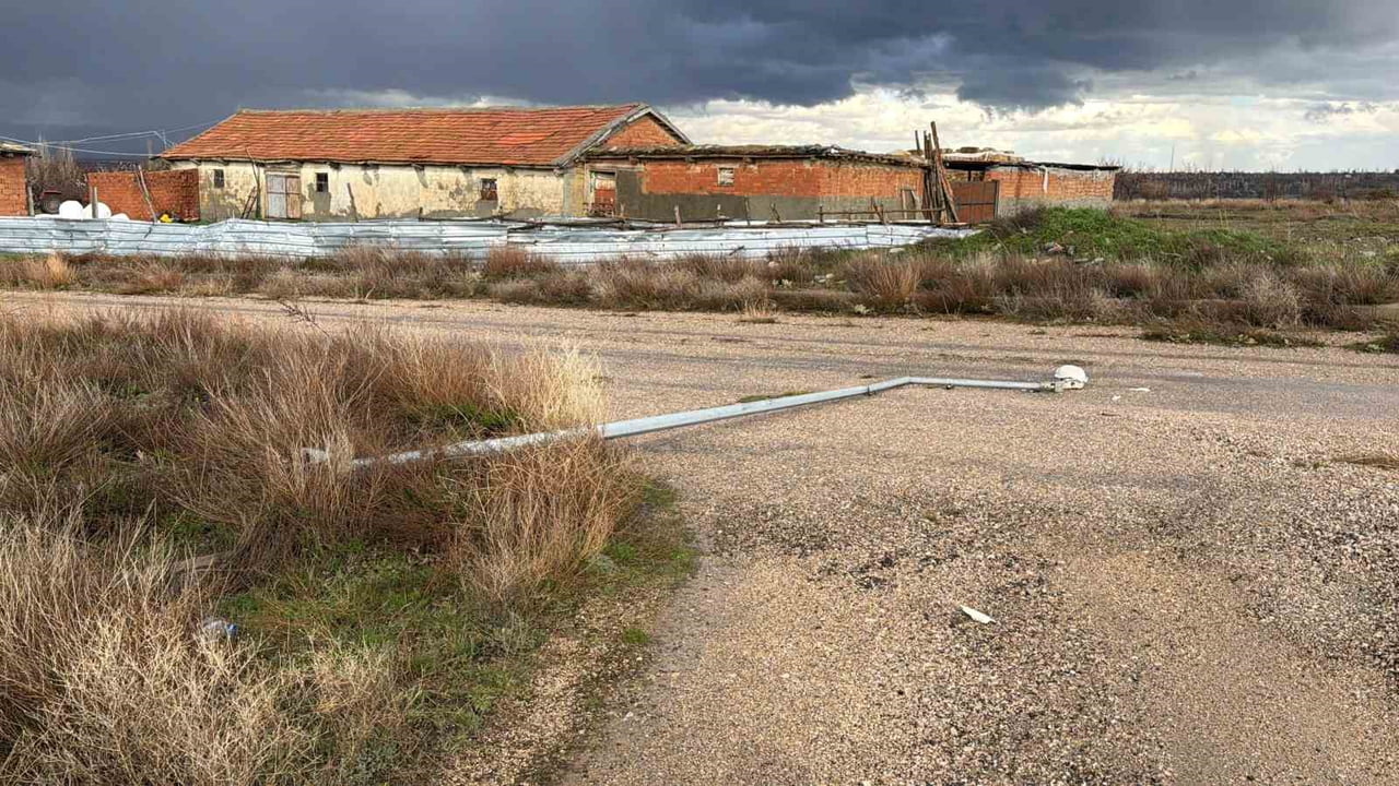 AFYONKARAHİSAR'DA AŞIRI YAĞIŞLARLA BİRLİKTE YAŞANAN TOPRAK AŞINMASI SONRASI BİR KÖYDEKİ SOKAK...