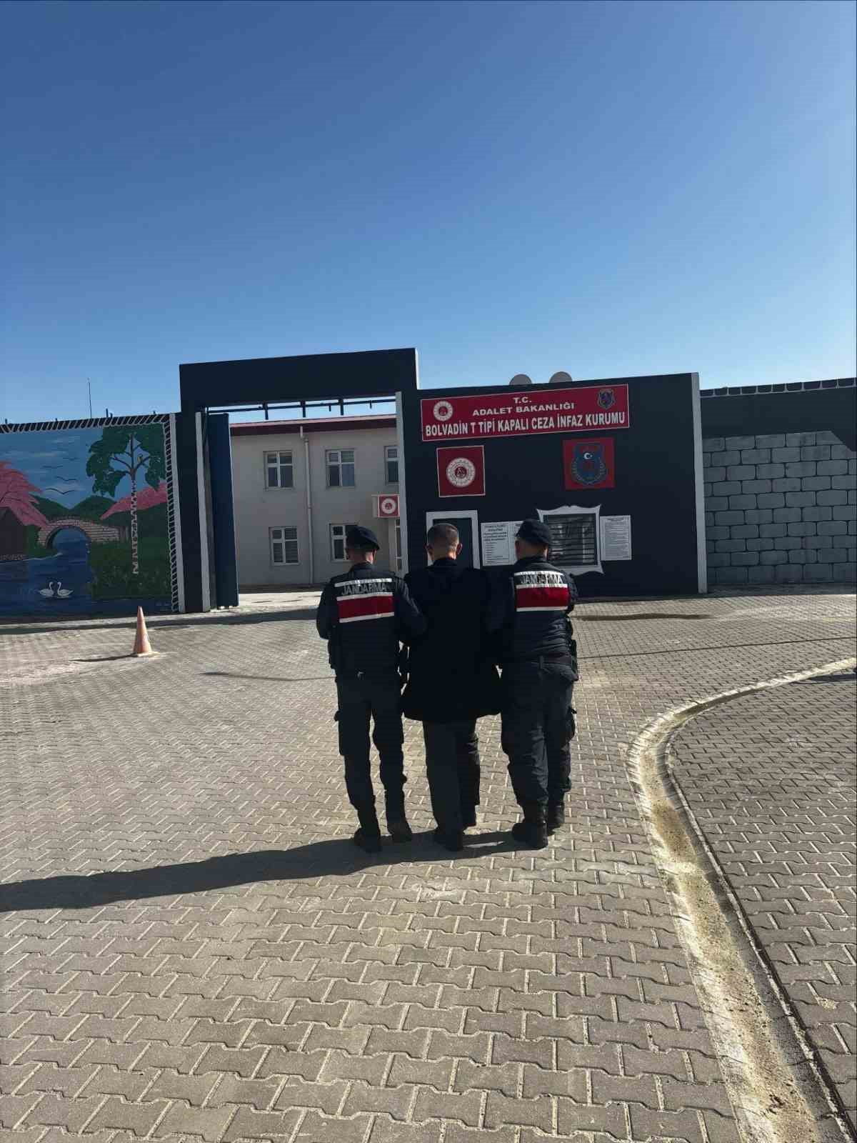 AFYONKARAHİSAR'DA JANDARMA TARAFINDAN ARANAN ŞAHISLARIN  YÖNELİK YAPILAN ÇALIŞMADA YAKALANAN 45...