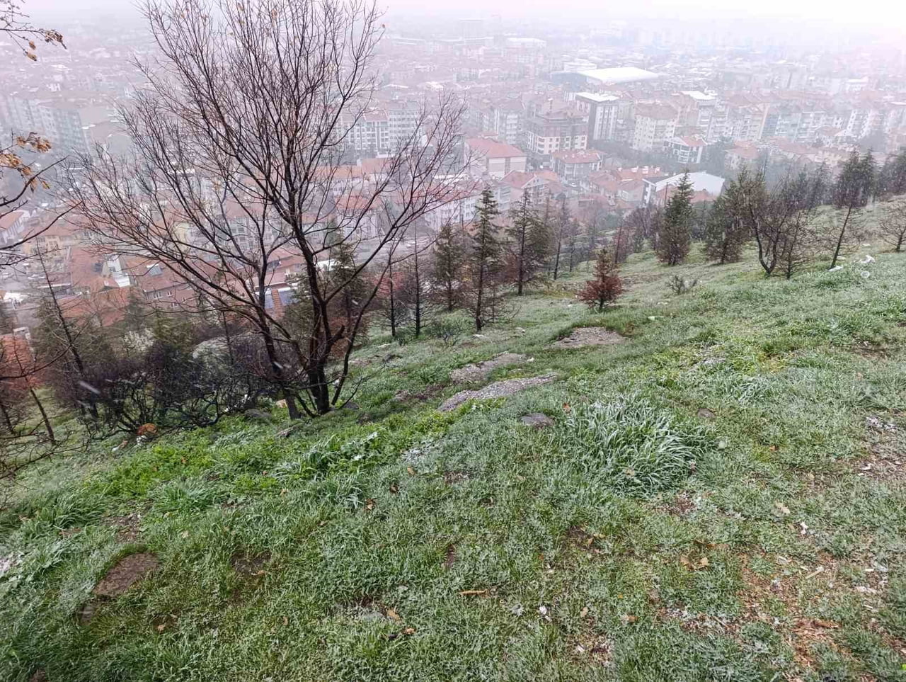 AFYONKARAHİSAR'DA KENT MERKEZİNDE KARLA KARIŞIK YAĞMUR ŞEKLİNDE BAŞLAYAN YAĞIŞ YÜKSEK KESİMLERDE...